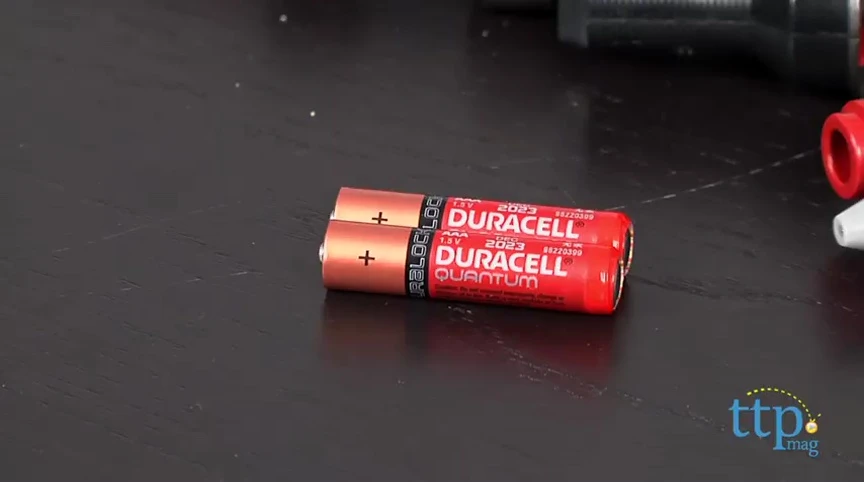 The packaging mentioning the battery requirements.