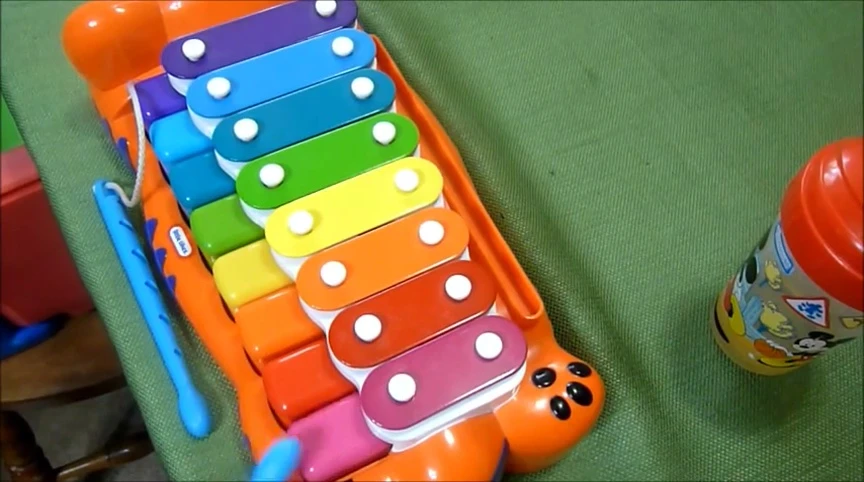 Child playing music with the toy