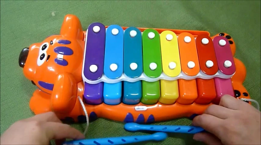 Overview of the toy showing the piano and xylophone