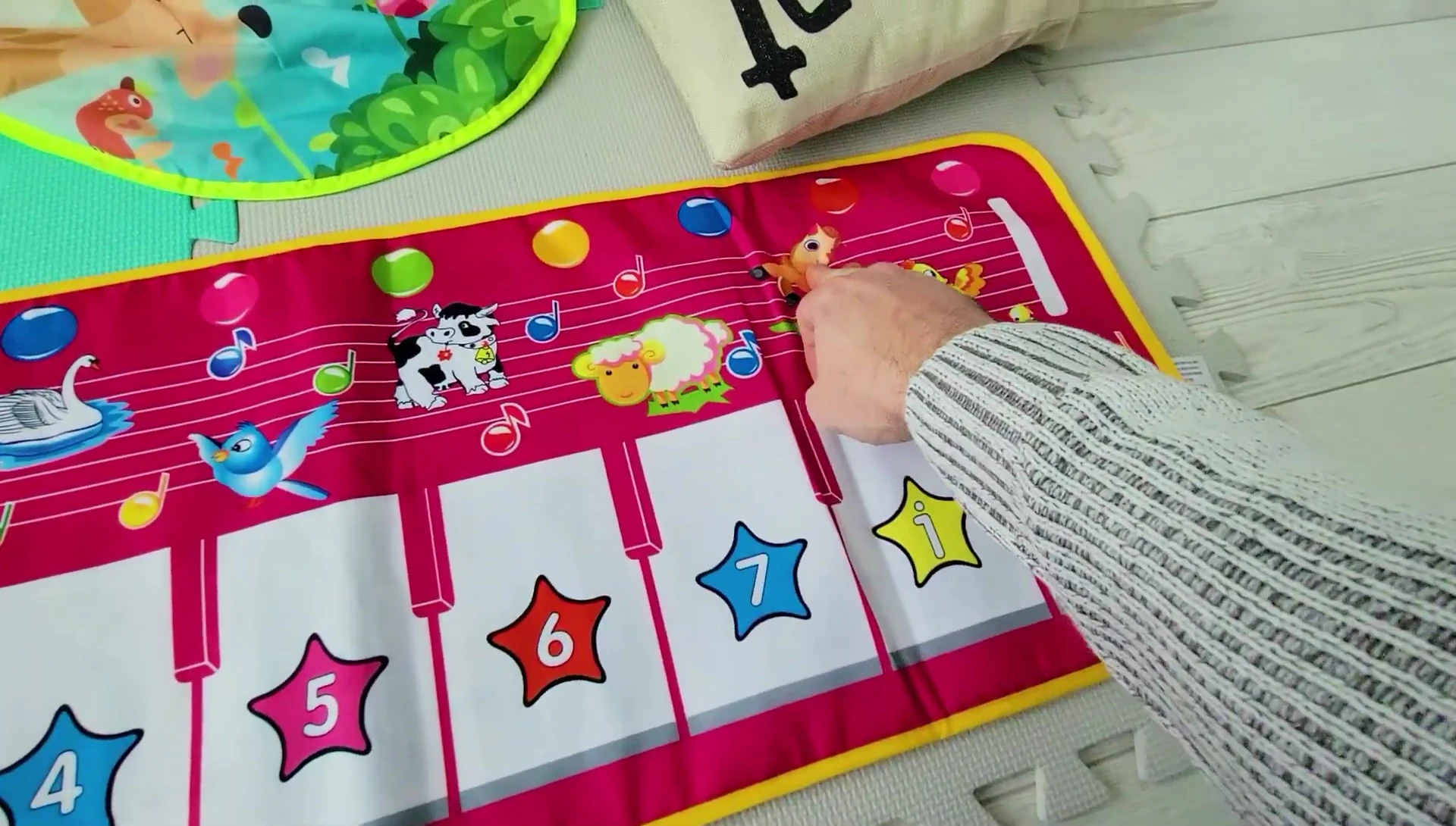 Demonstrating different animal sounds with the piano keys