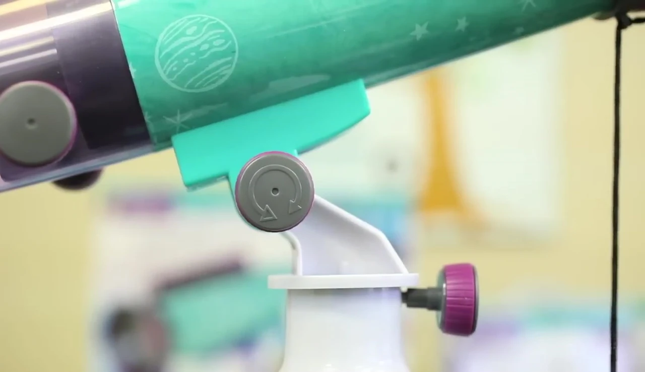 Removing lens caps and inserting the eyepiece