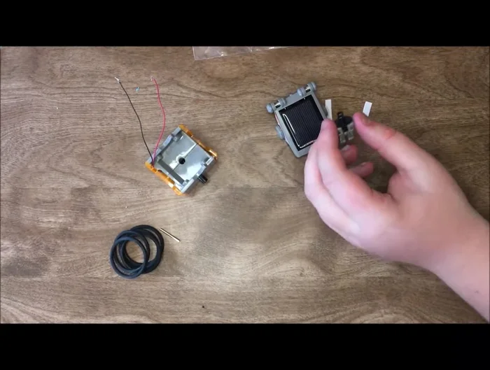 Assemble the neck and attach the head to the base, connecting the wires (red to positive, black to negative).