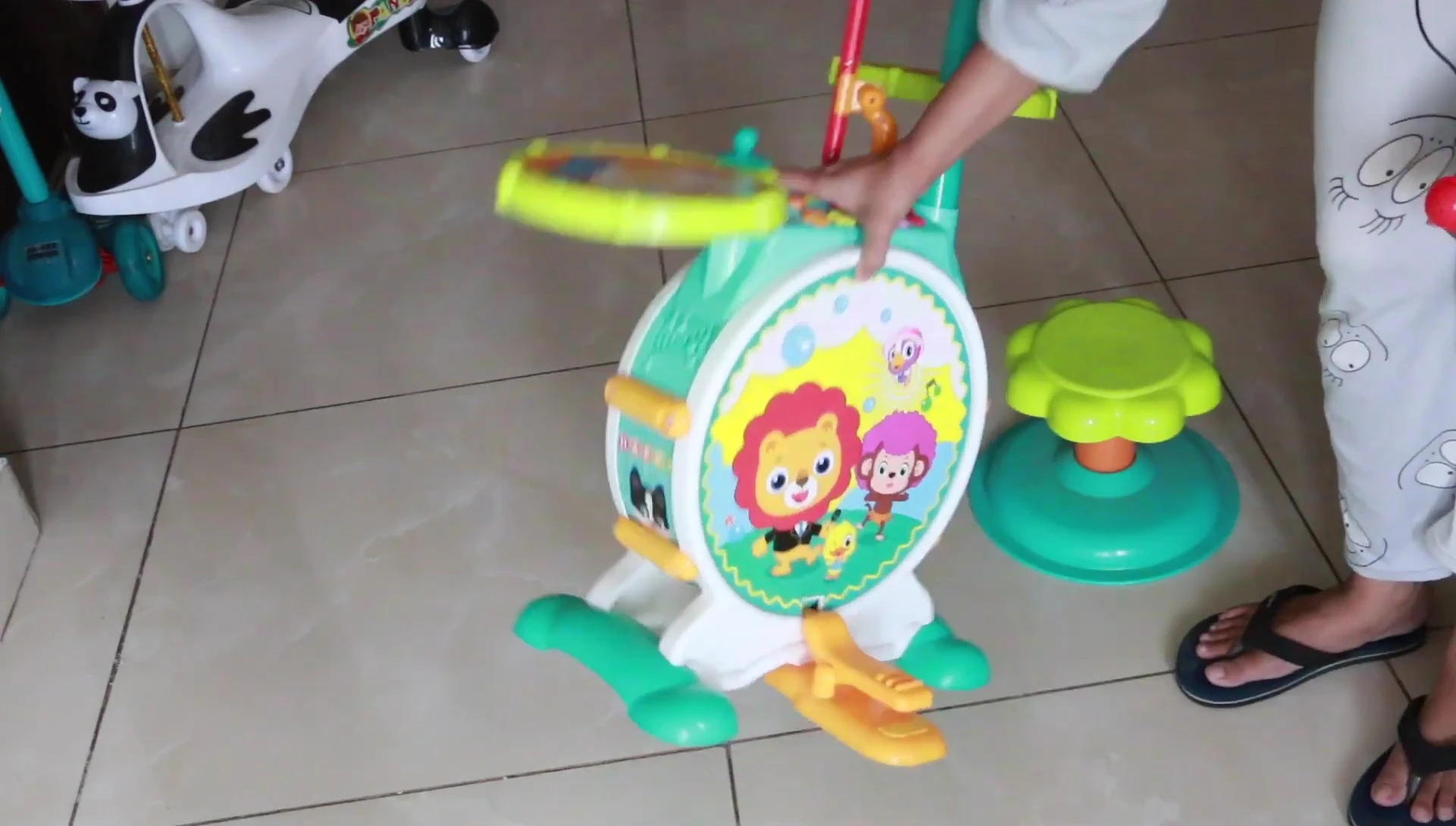 Demonstrating how to insert the microphone and turn on the drum set.