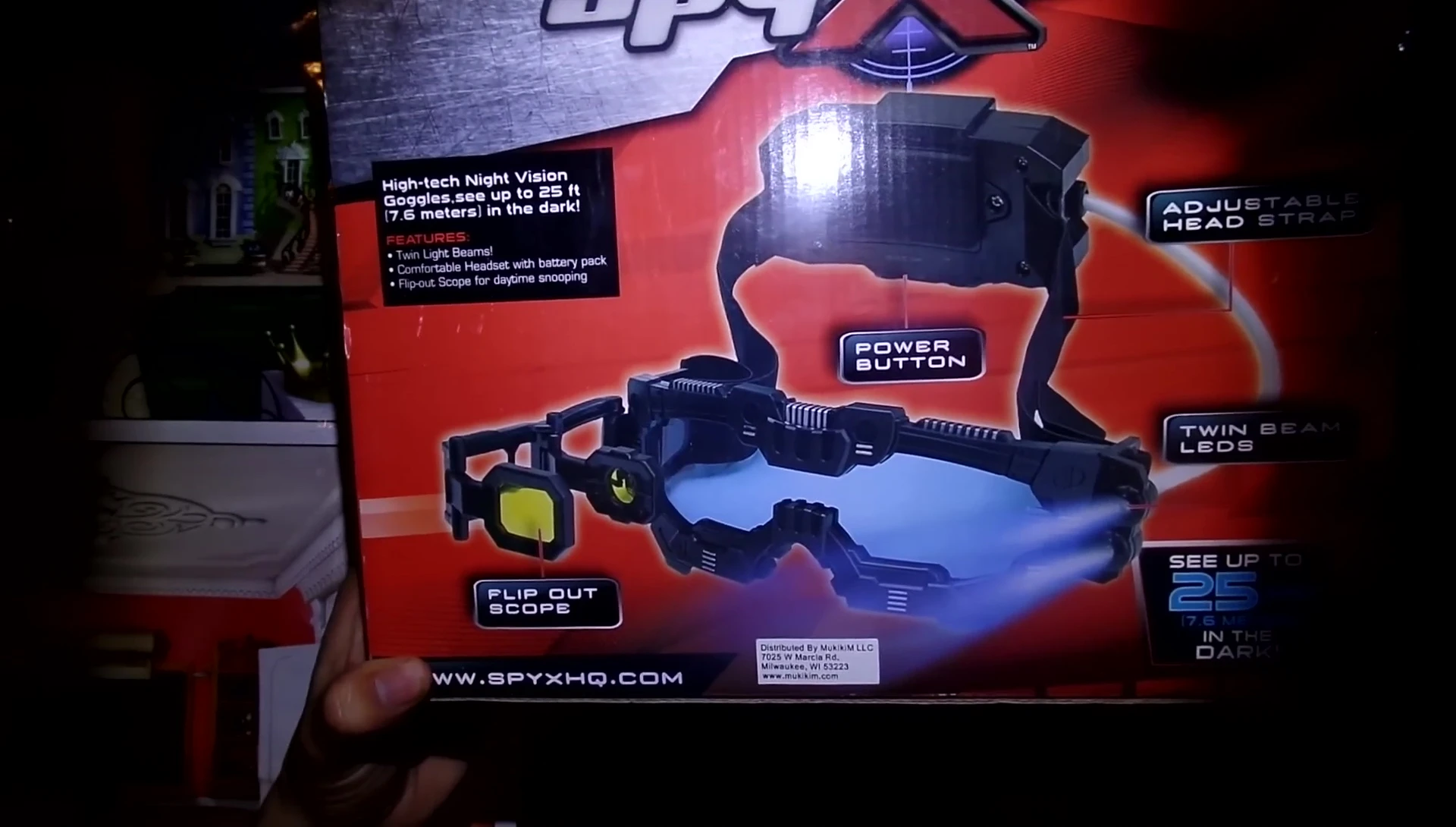 Close-up of the packaging showing the goggles' dimensions.