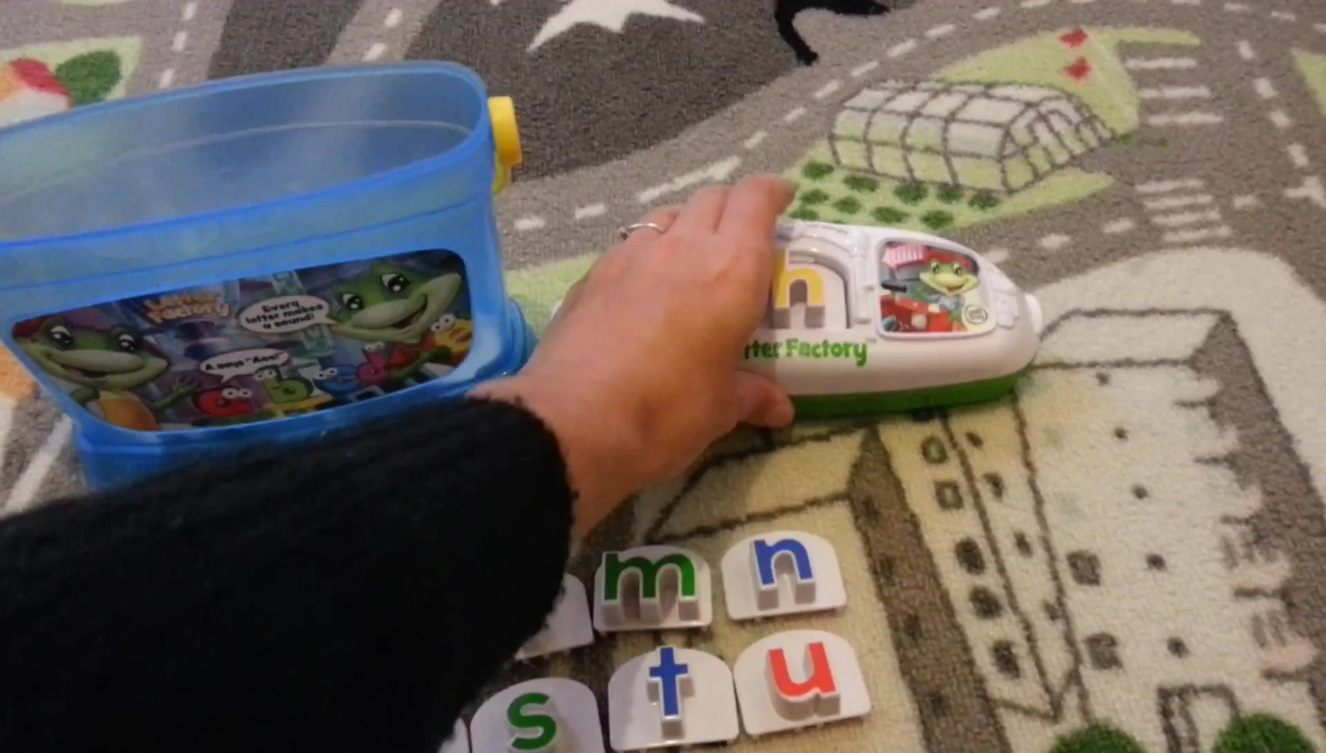 The presenter reinforces letter H and its sound.