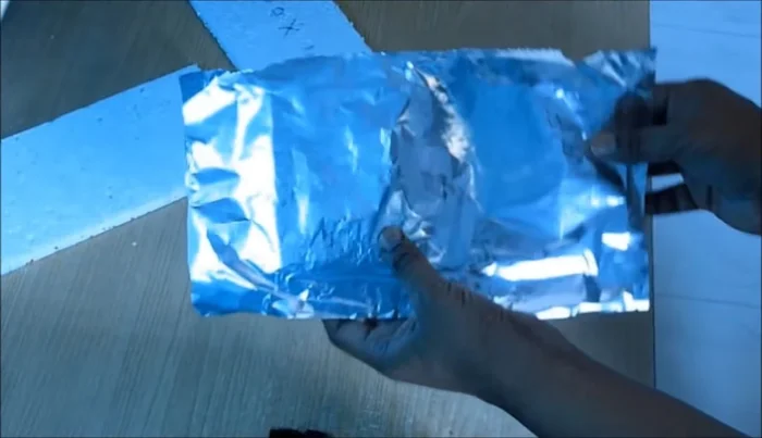 Apply glue to thermal sheets and stick aluminum foil: Apply glue to the thermal sheets and stick aluminum foil onto them, ensuring the shiny side is outward.