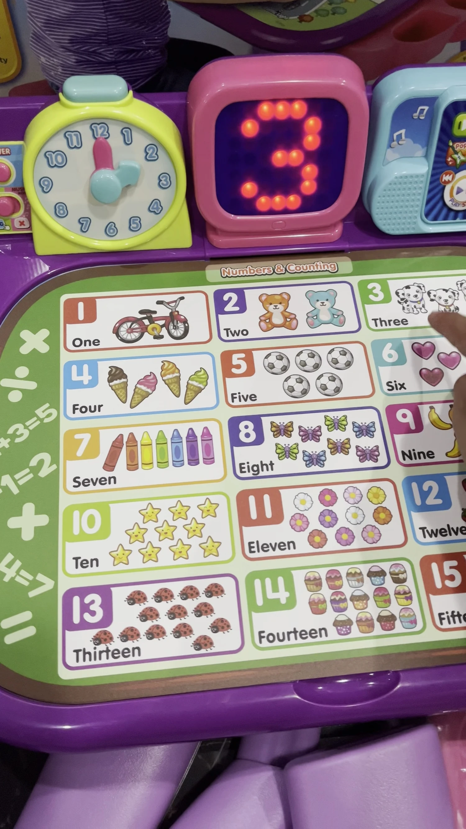 The screen shows different objects for counting practice.