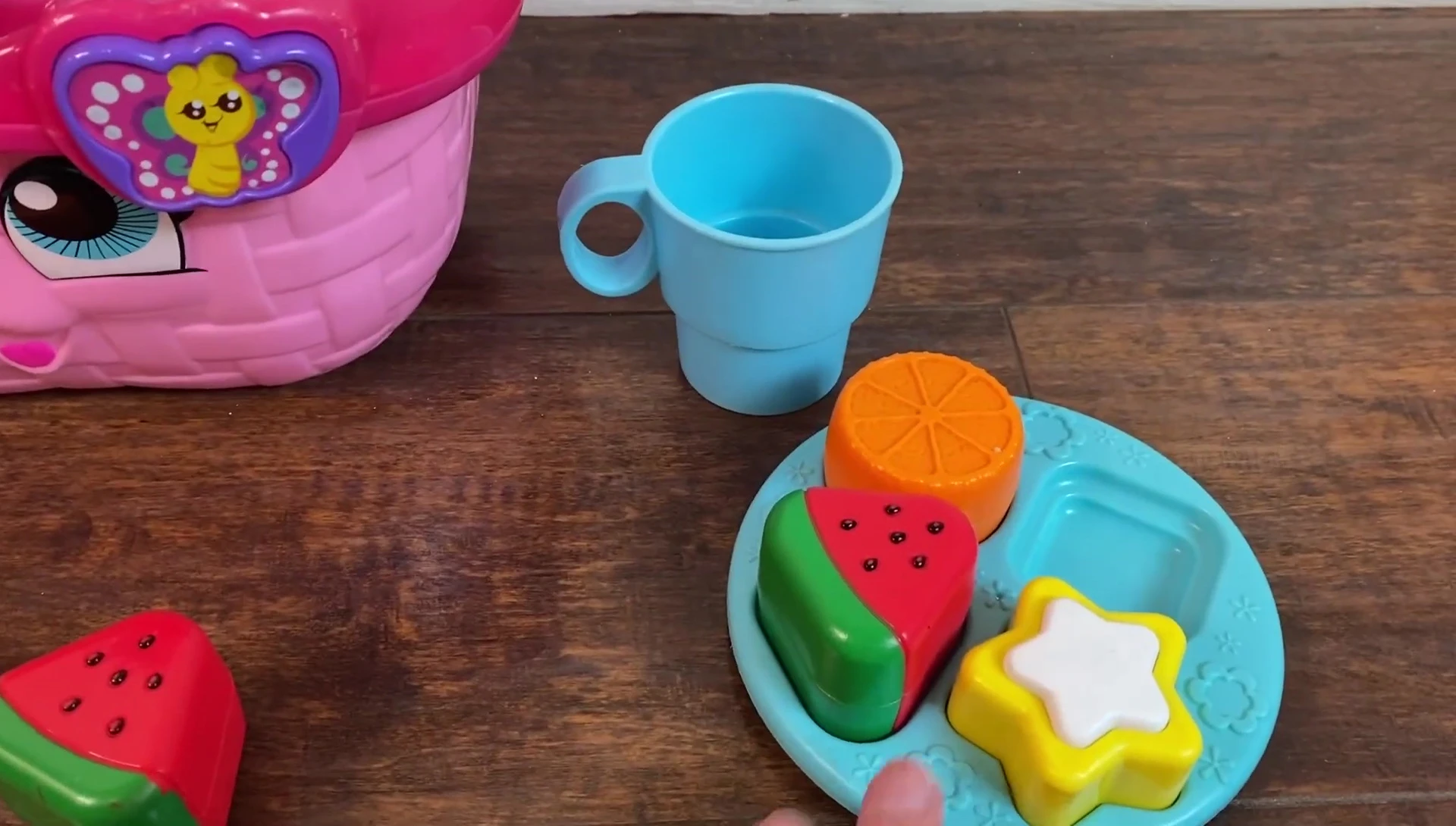 The toy's plates and food pieces