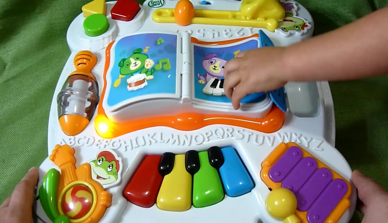 Close-up of the xylophone and other musical instruments on the table.
