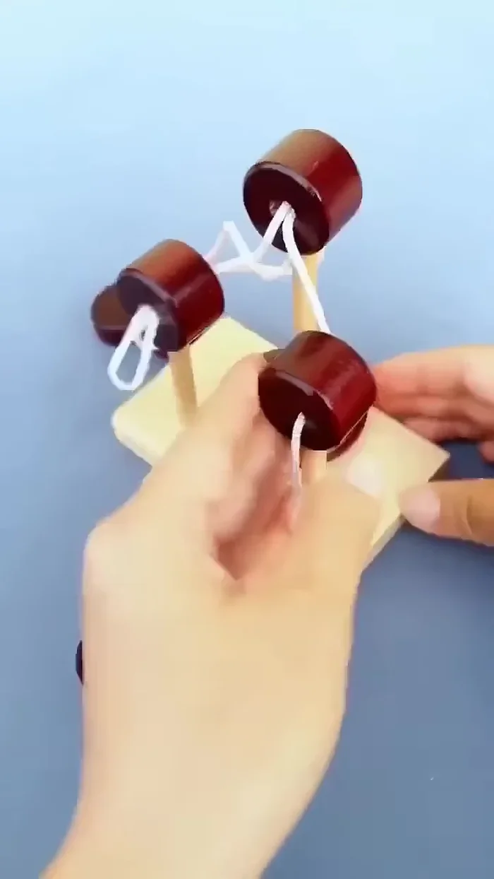 Pull the knot back behind the pillar.