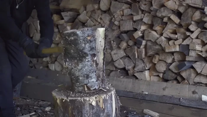 Wedge: Used for splitting, cutting, or separating materials. Examples include knives, axes, and nails.