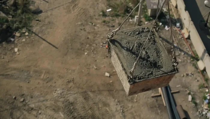 Pulley: Using ropes and wheels for lifting heavy objects. Examples include cranes and elevators.