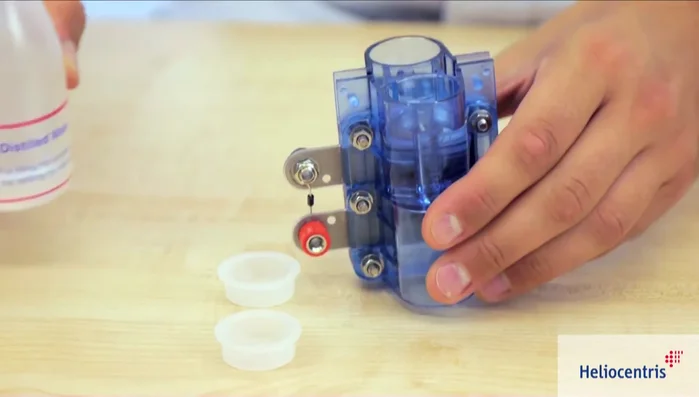 Consume the stored hydrogen and oxygen in the fuel cell to generate electricity and power the car.