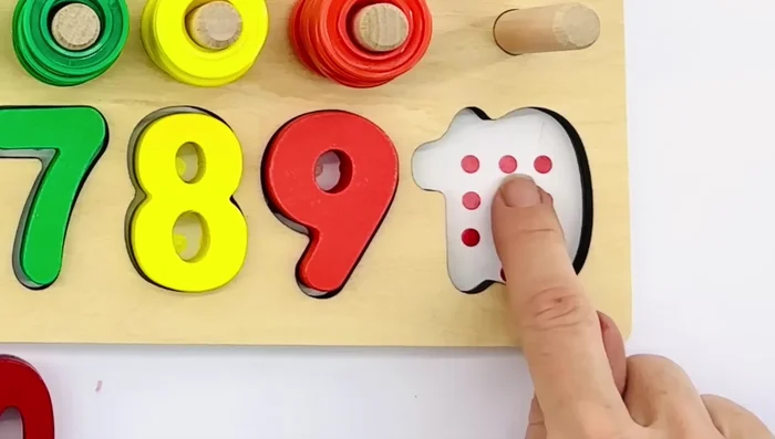 Count ten red rings.