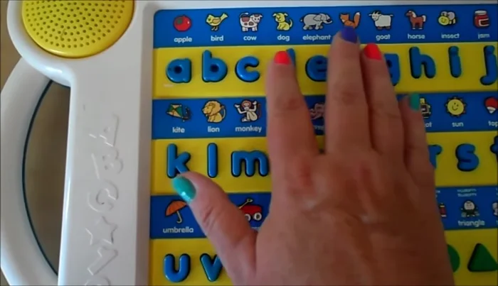 Learn vocabulary: The toy shows images and names them, enhancing vocabulary learning.