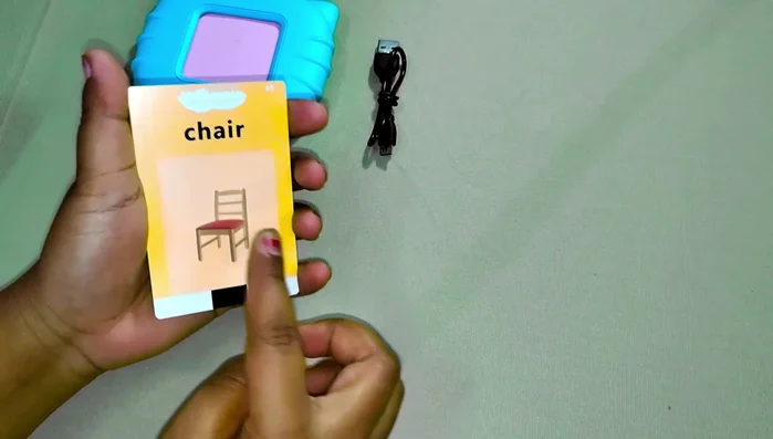 Examine the cards: each card has an image and a name on both sides. The cards feature animals, daily life objects, etc.