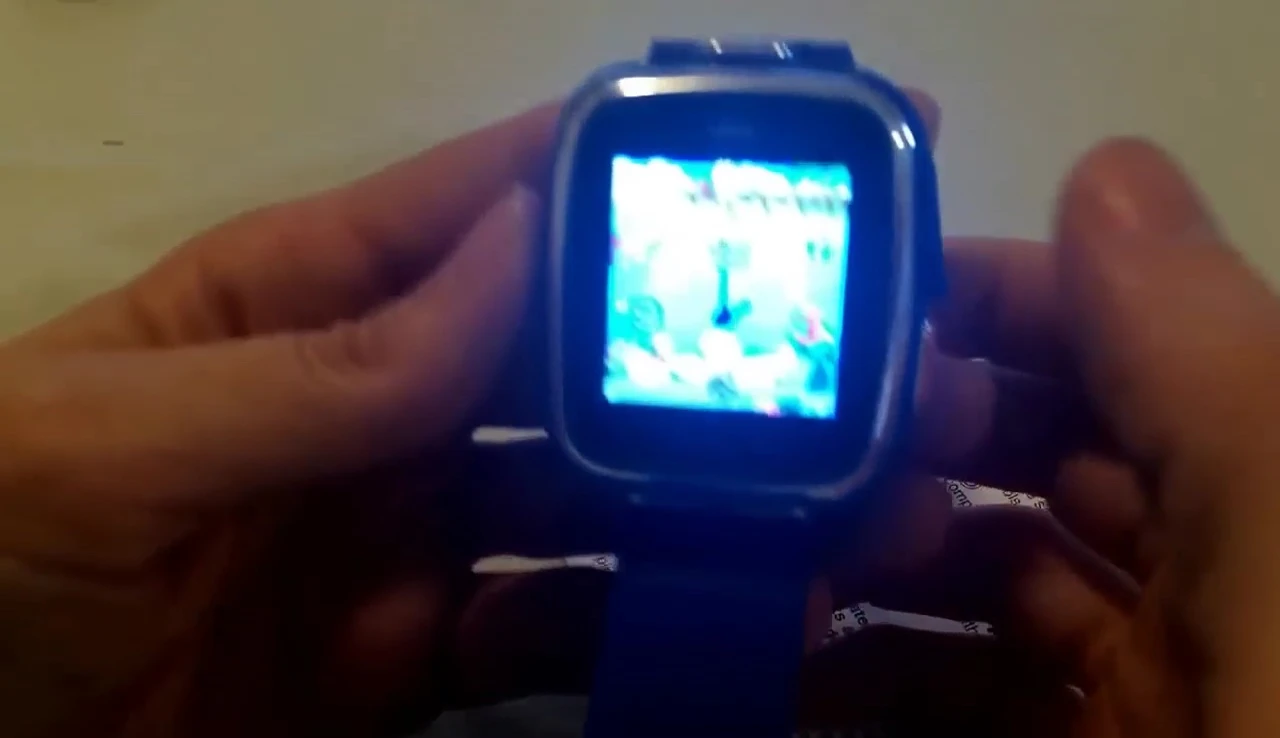 Screenshot showing the digital and analog clock modes of the VTech Kidizoom Smartwatch DX.