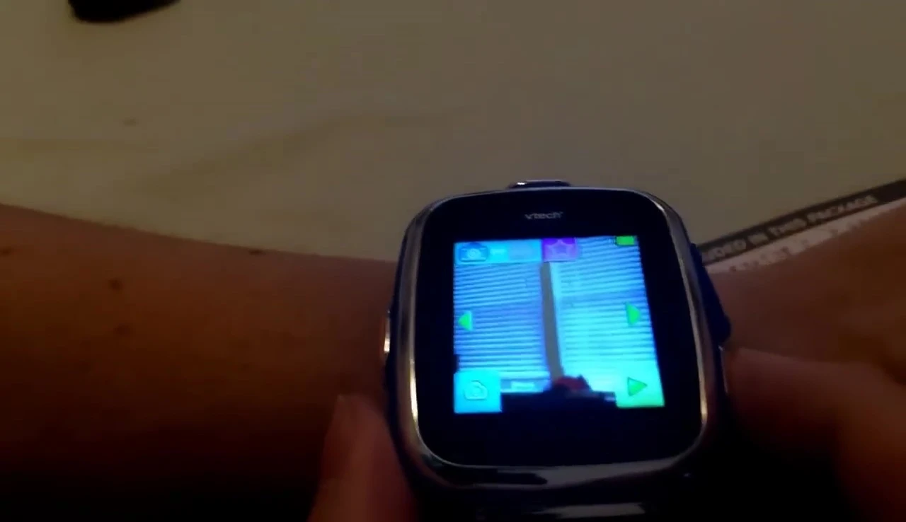 Demonstration of how easy it is to take pictures and videos with the Kidizoom Smartwatch DX